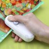 دستگاه پرس شارژی دوخت پلاستیک برای بستن محکم کیسه‌های پلاستیکی و حفظ تازگی مواد غذایی.