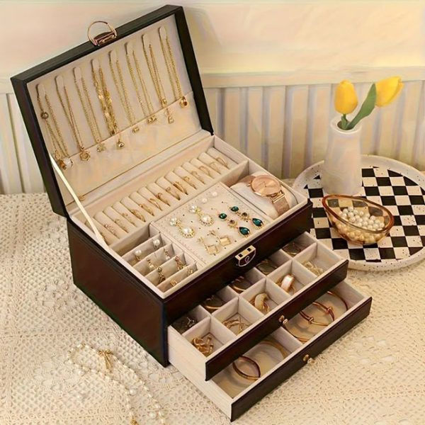 جعبه جواهرات چرمی 3طبقه 17 جعبه جواهرات چرمی سهطبقه قفلدار مناسب نگهداری انگشتر، گوشواره و گردنبند