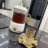 ماگ شیشه‌ای هیتردار جوش آور با ظرفیت 500 میلی‌لیتر و دسته طلایی روی هیتر برقی