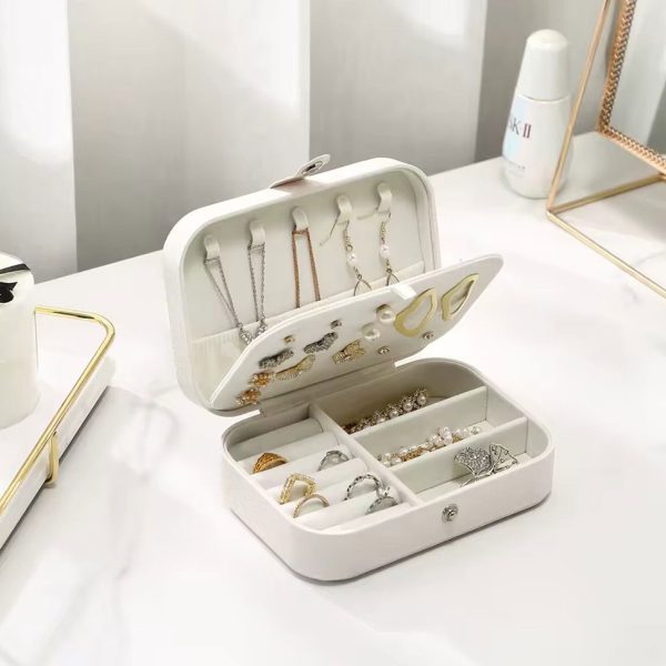 جعبه جواهرات مستطیل چرمی کوچک با طراحی دوطبقه و داخل مخمل نرم