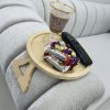 سینی مبلی پایه‌تاشو چوبی جمع‌شونده روی مبل با فضای کافی برای چای، کتاب و موبایل