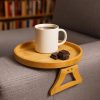 سینی مبلی پایه‌تاشو چوبی جمع‌شونده روی مبل با فضای کافی برای چای، کتاب و موبایل